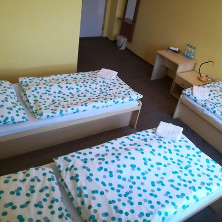 Hotel Modra Hvezda Sadska Bagian luar foto