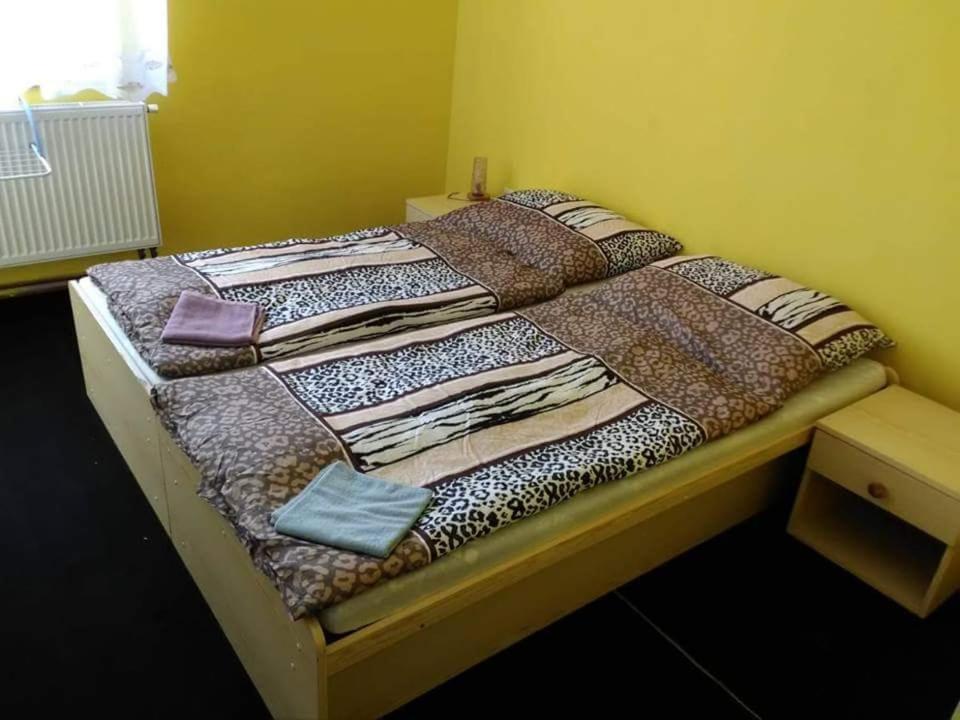 Hotel Modra Hvezda Sadska Bagian luar foto