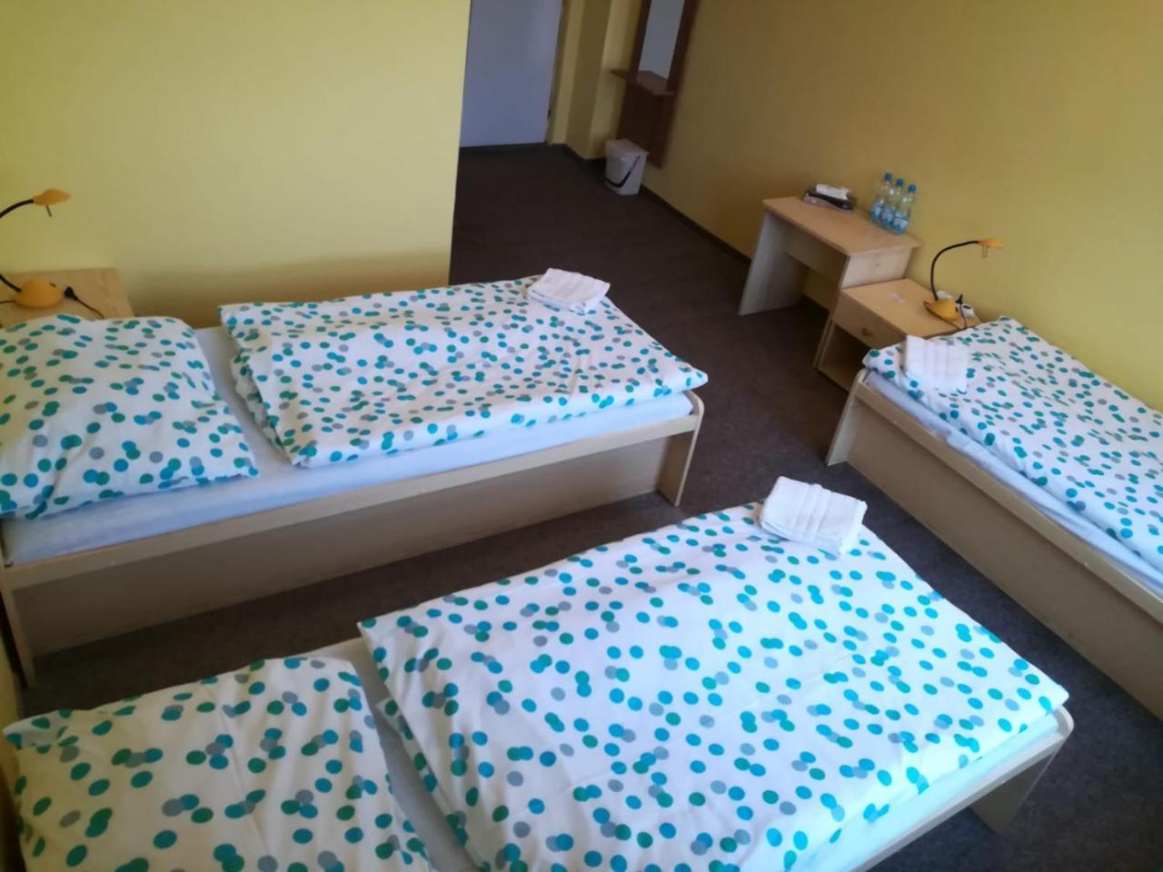 Hotel Modra Hvezda Sadska Bagian luar foto