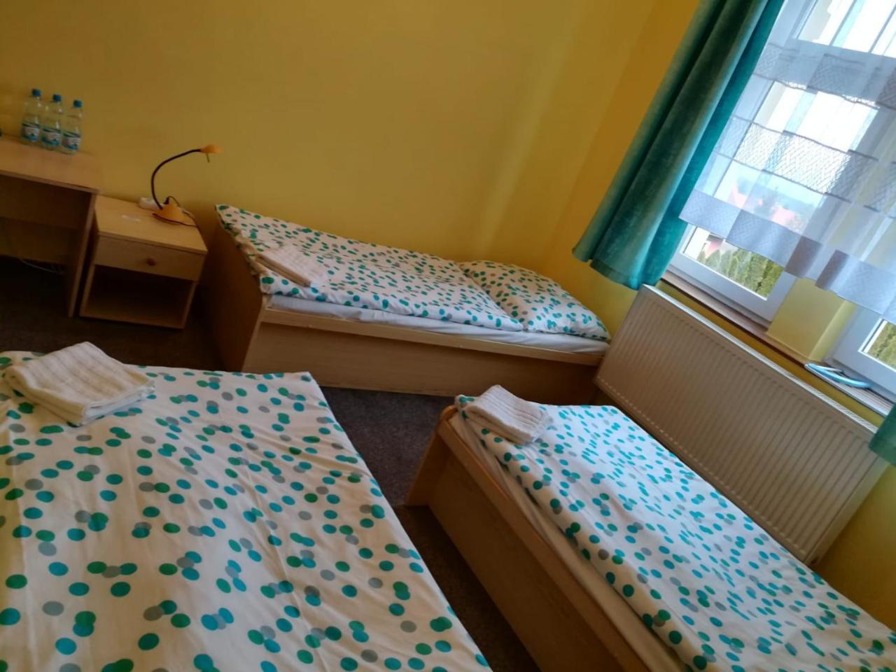 Hotel Modra Hvezda Sadska Bagian luar foto